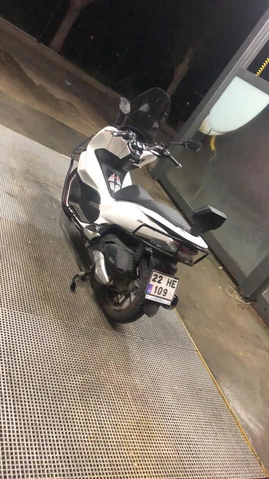 İstanbul’un göbeğinde motosiklet hırsızlığı kamerada