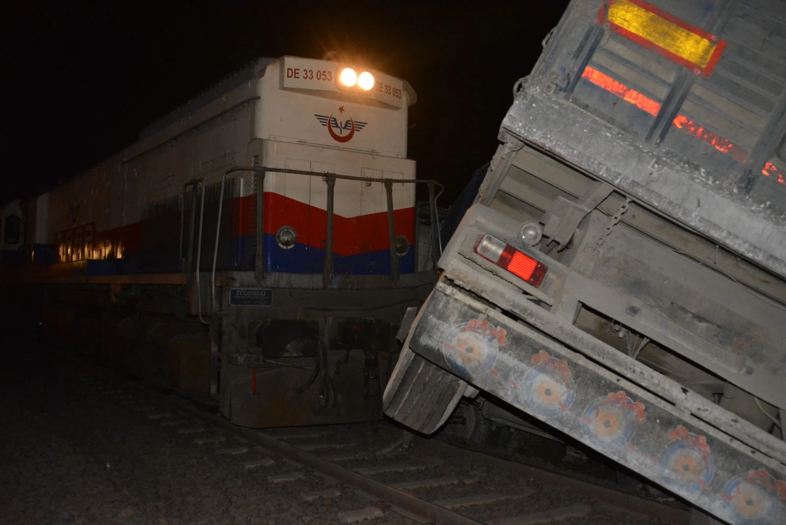 Tren hemzemin geçidinde tıra çarptı