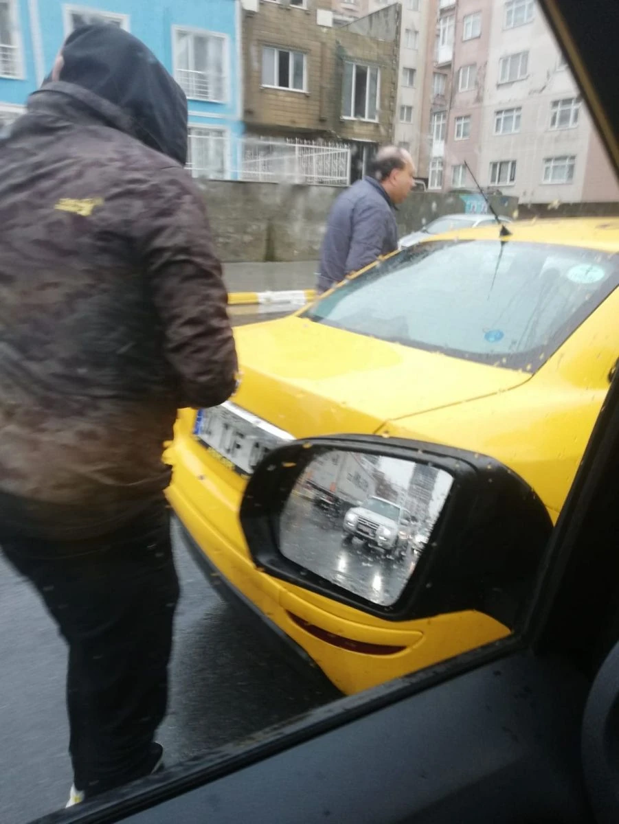 Esenyurt'ta taksiciler, UBER aracının önünü kesti, sürücüye tehditler savurdu