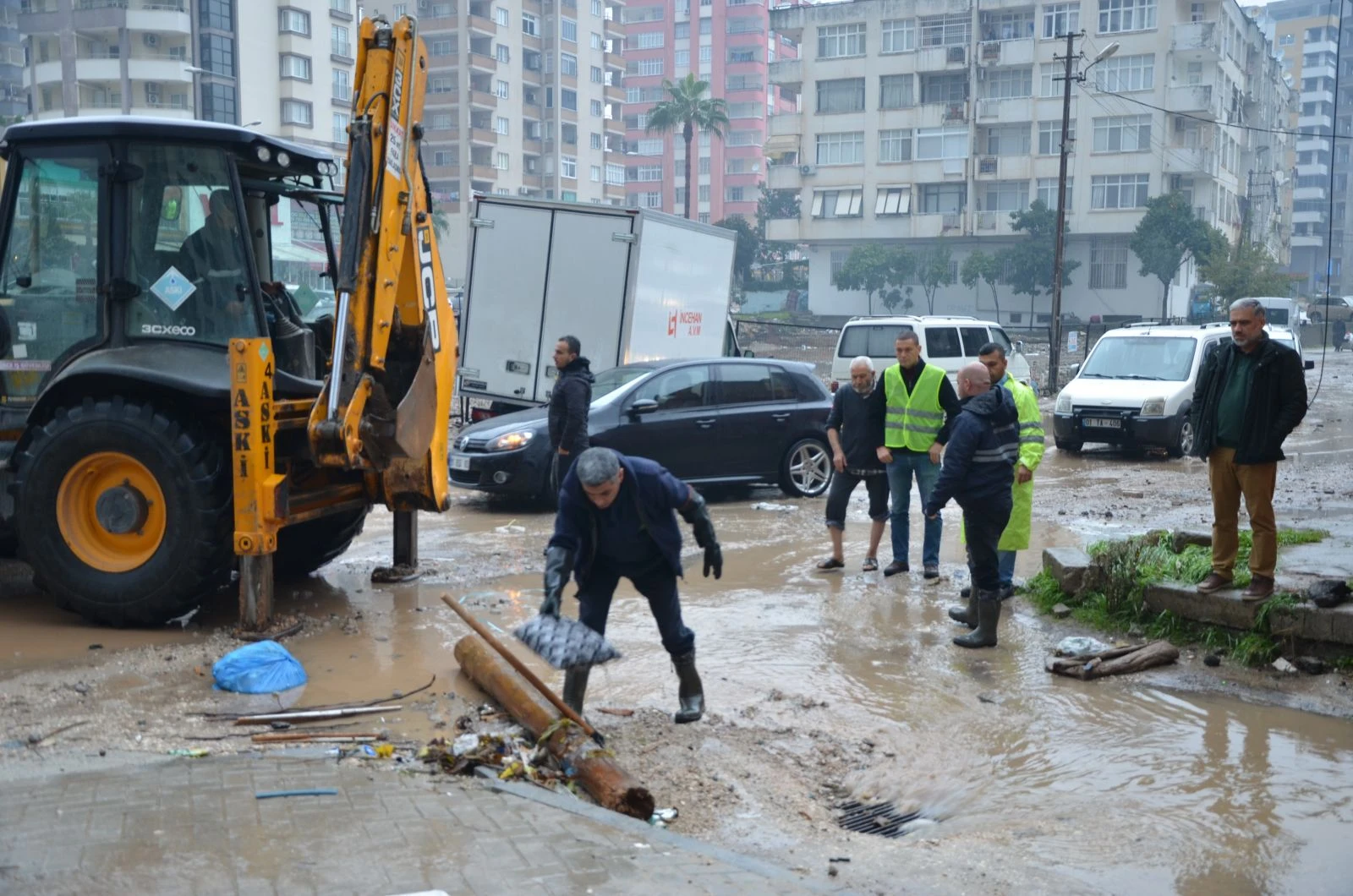 Adana'da sağanak yağış su baskınlarına yol açtı