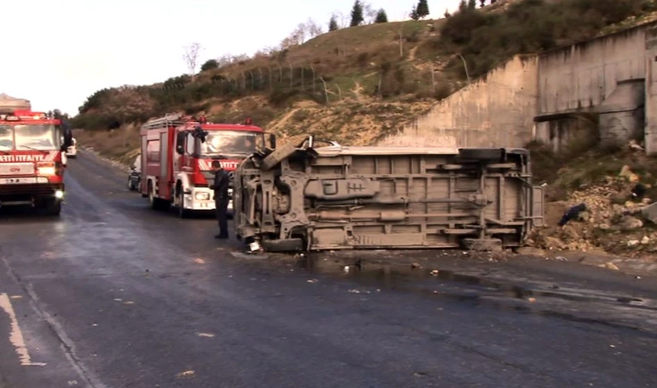 Gizli buzlanma olduğu iddia edilen yolda minibüs takla attı