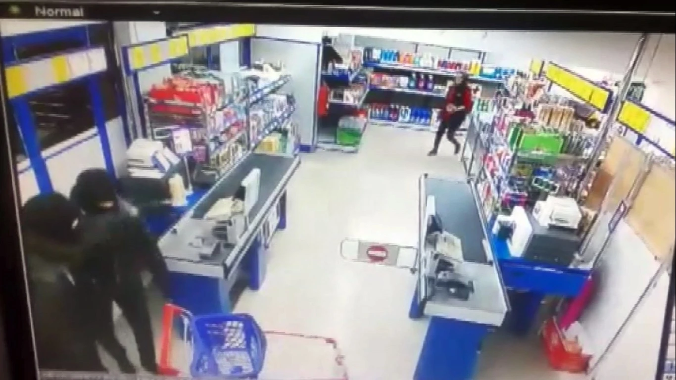 Kasiyere ürün okutturup kasayı açtırdılar, bin 430 TL'yi çalıp kaçtılar