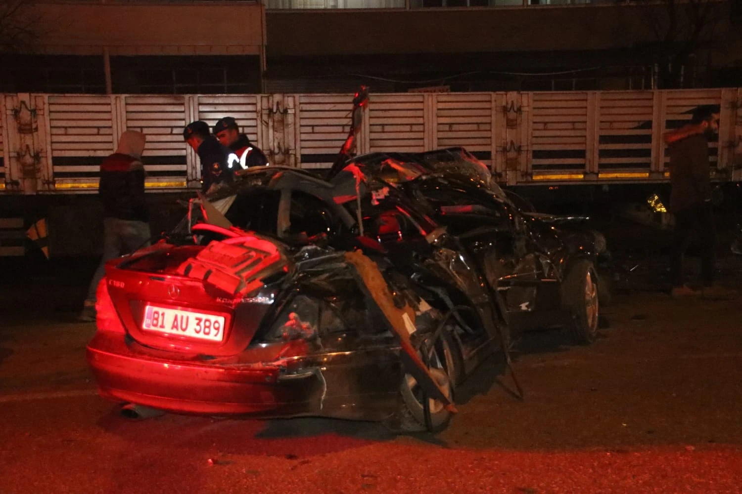 Lüks otomobil park halindeki tıra çarptı: 1 ölü, 2 yaralı