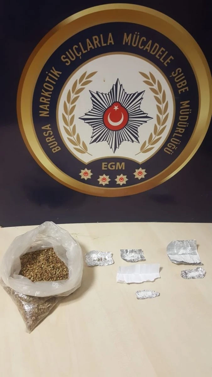 Polisi görünce uyuşturucuyu yakmaya çalıştılar