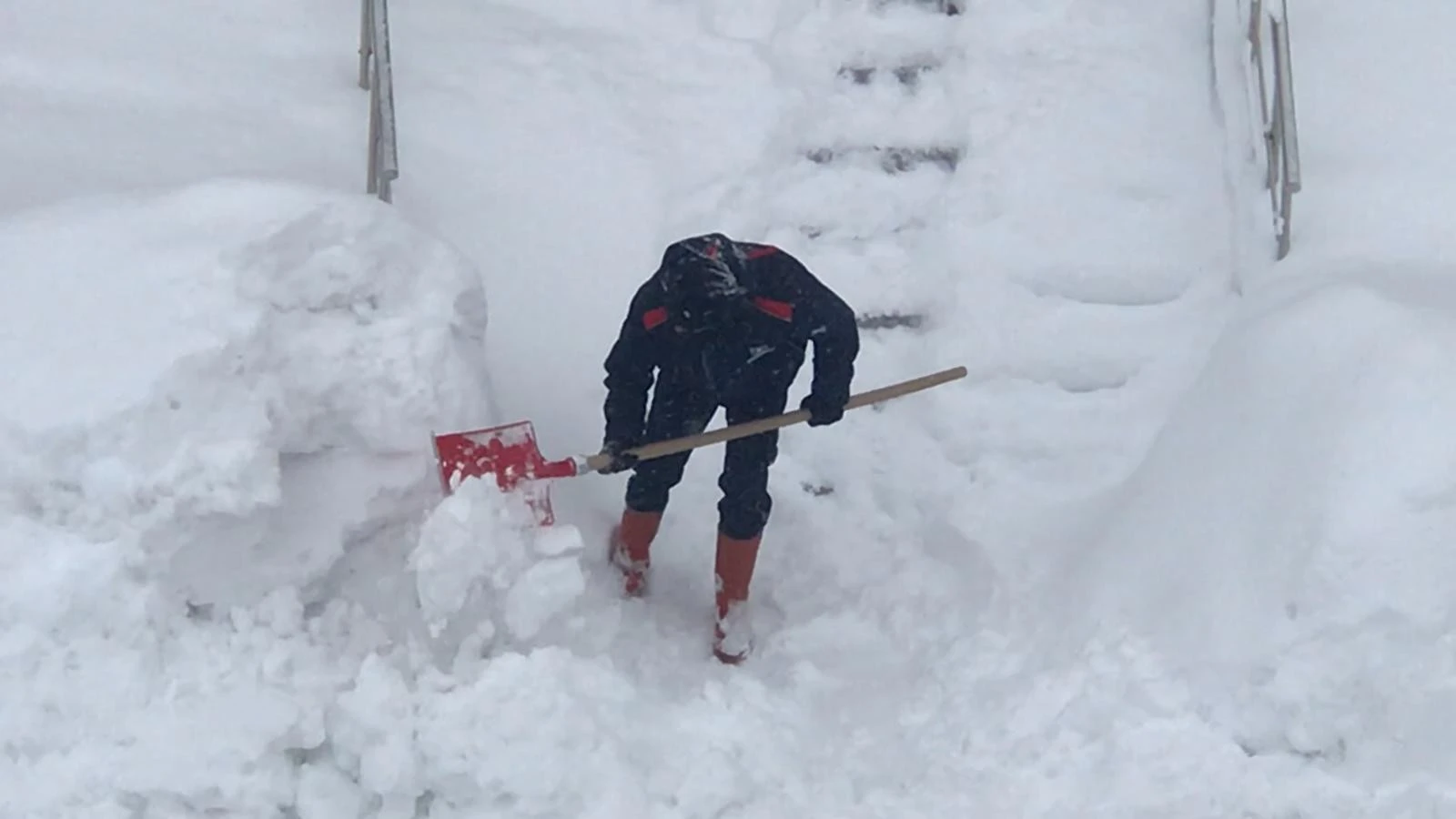 Sarıkamış kara teslim oldu, tırlar yolda kaldı