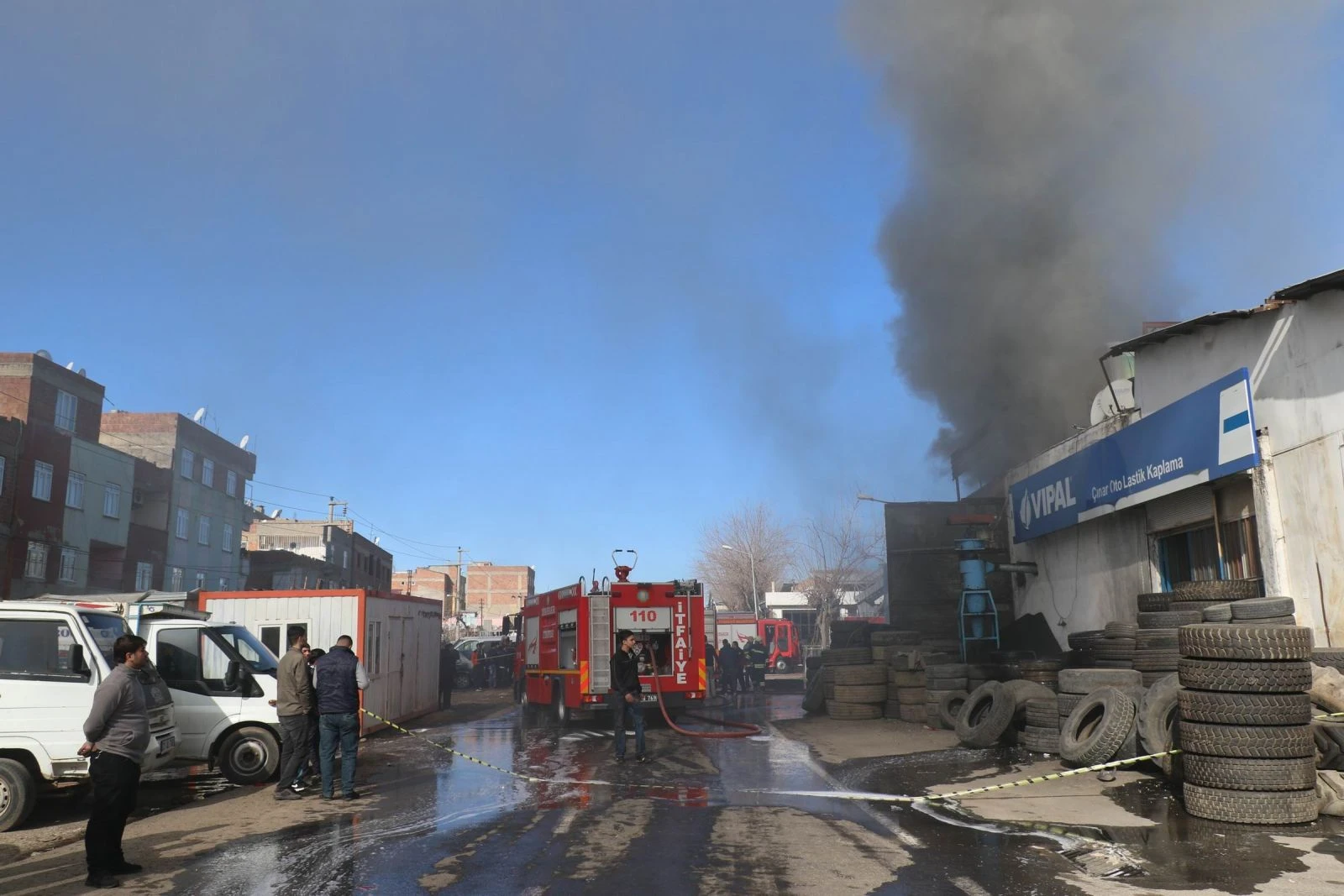 Lastik kaplama atölyesindeki yangın gökyüzünü siyaha bürüdü