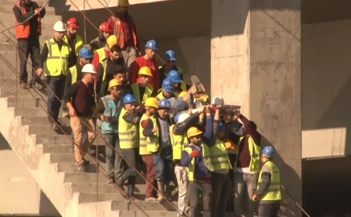 Ayağı kırılan işçiyi arkadaşları omuzlarında taşıdı