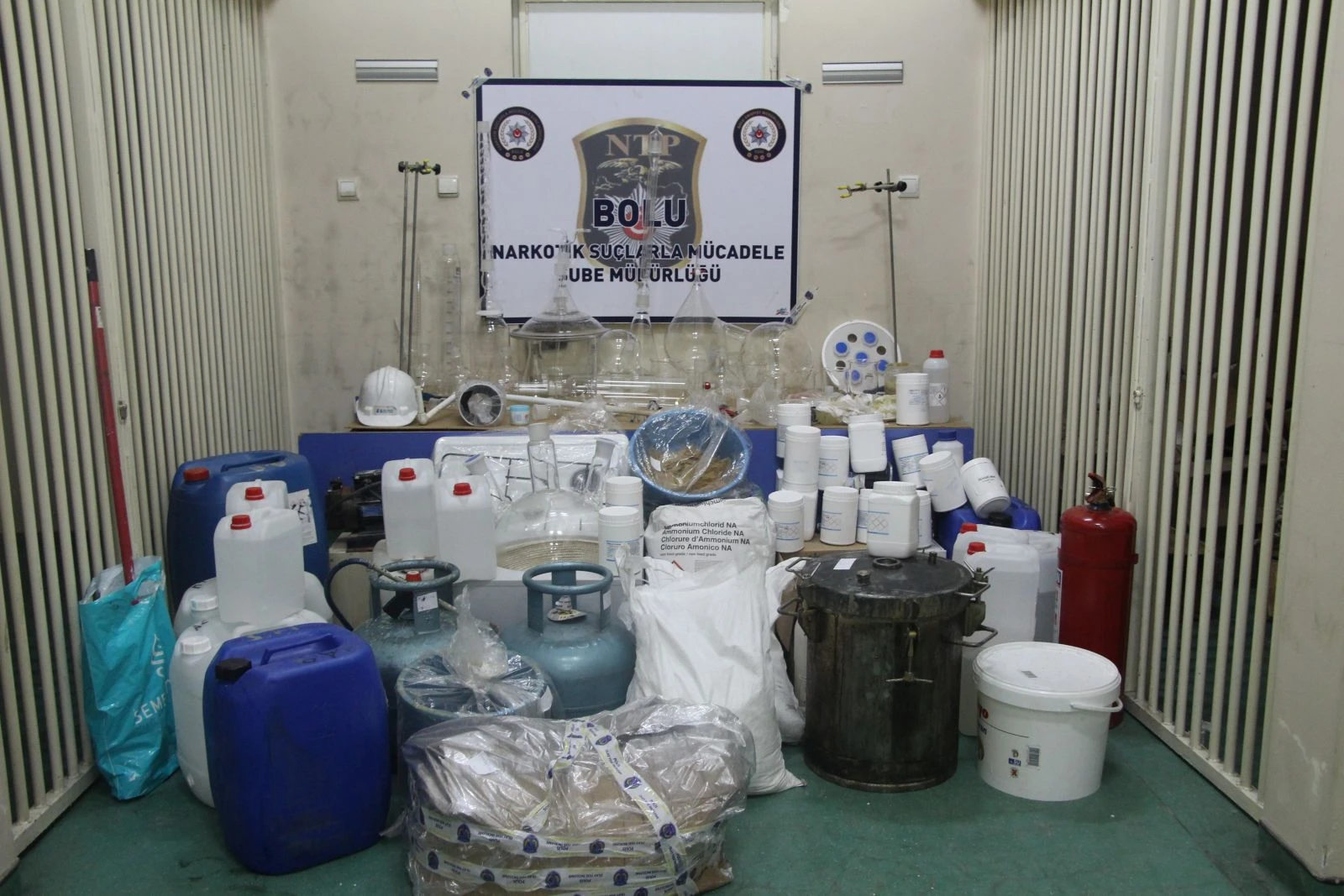 Bolu’da okul yanında kurulan uyuşturucu imalathanesine operasyon: 4 gözaltı