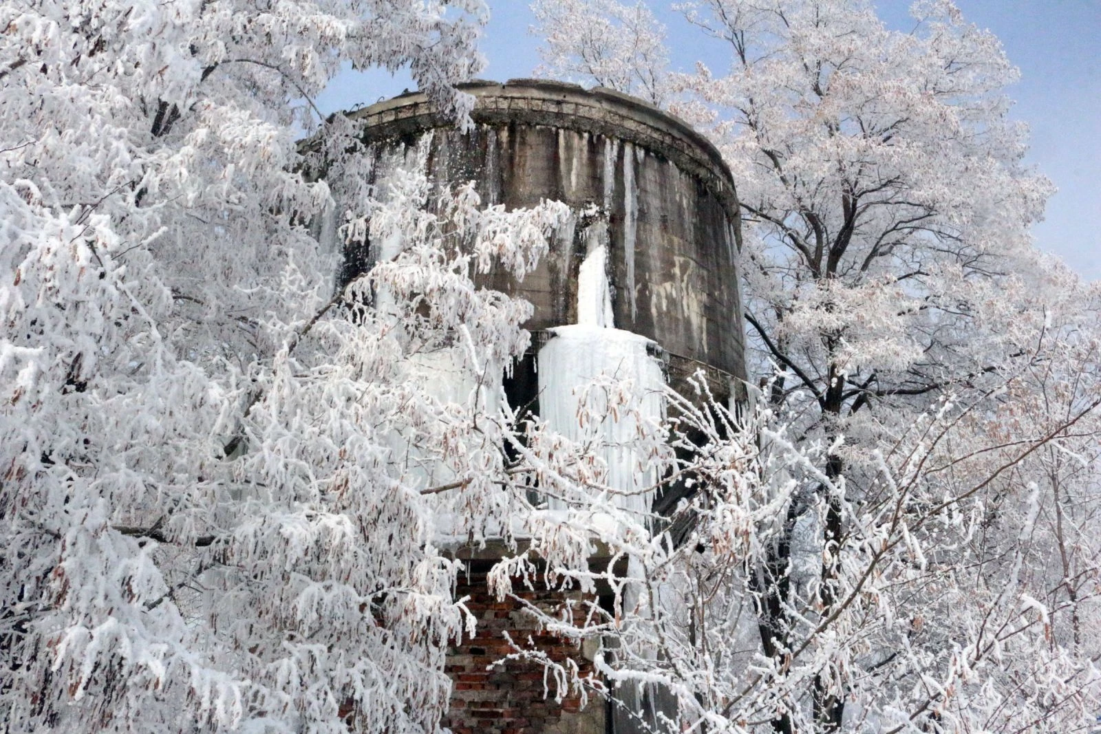Ağrı’da Sibirya soğukları su deposunu dondurdu