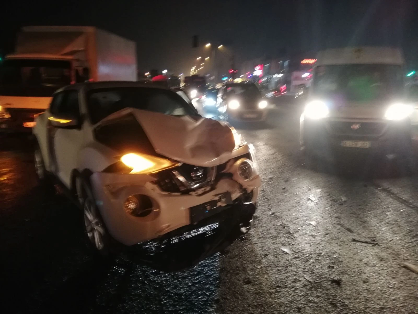 Ters yönden karşıya geçmeye çalışan araç, trafiği birbirine kattı