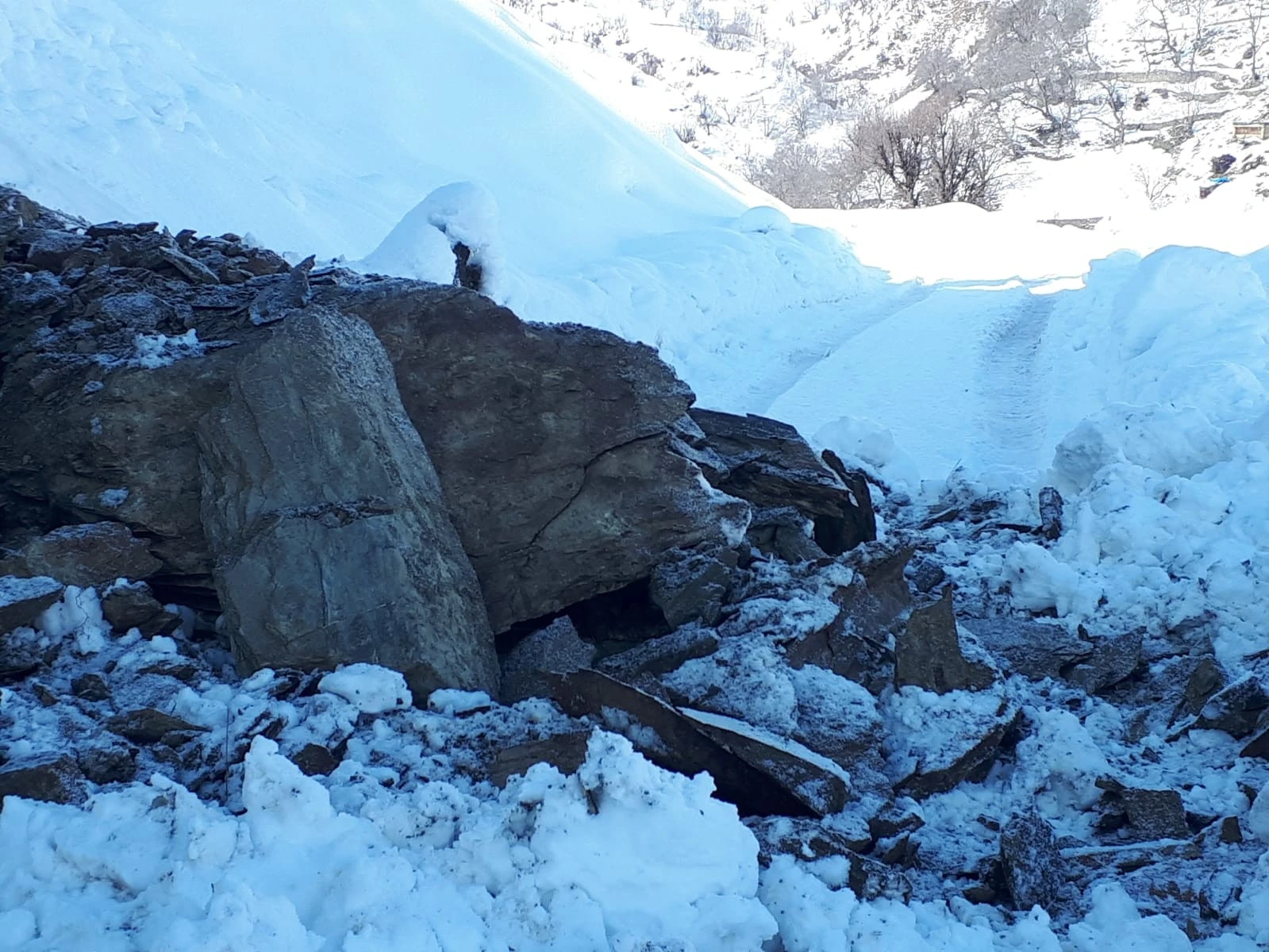 Siirt’te köy yolunda heyelan
