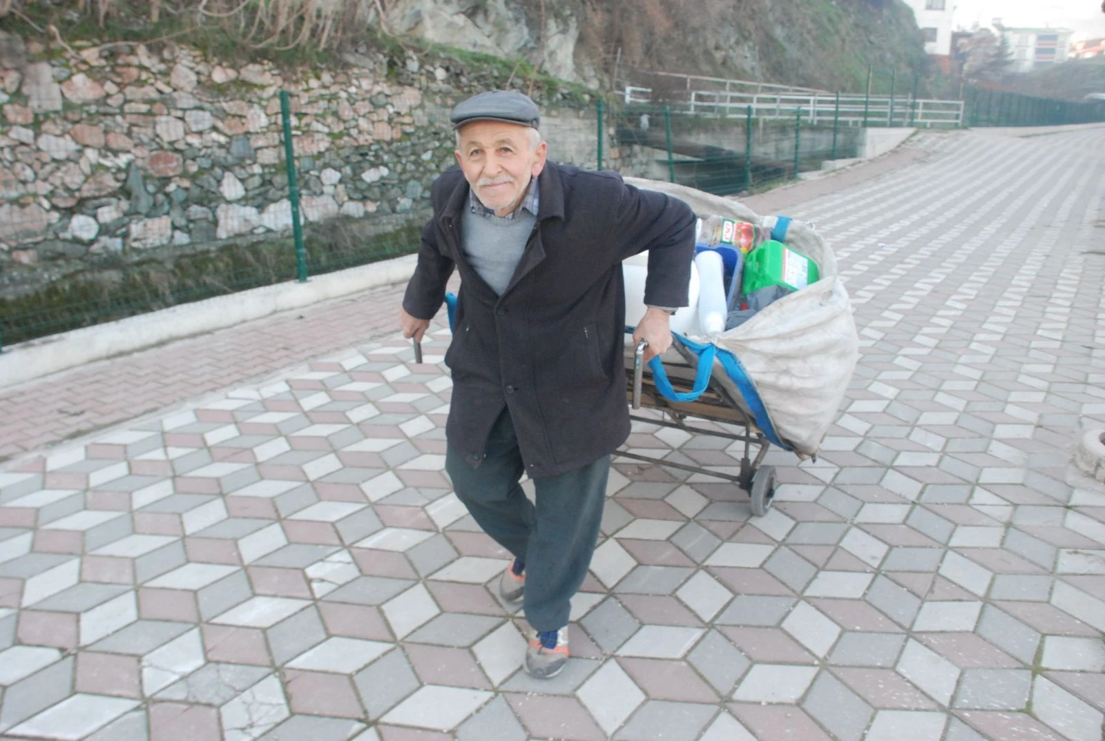 75 yaşındaki dede geçimini plastik toplayarak sağlıyor