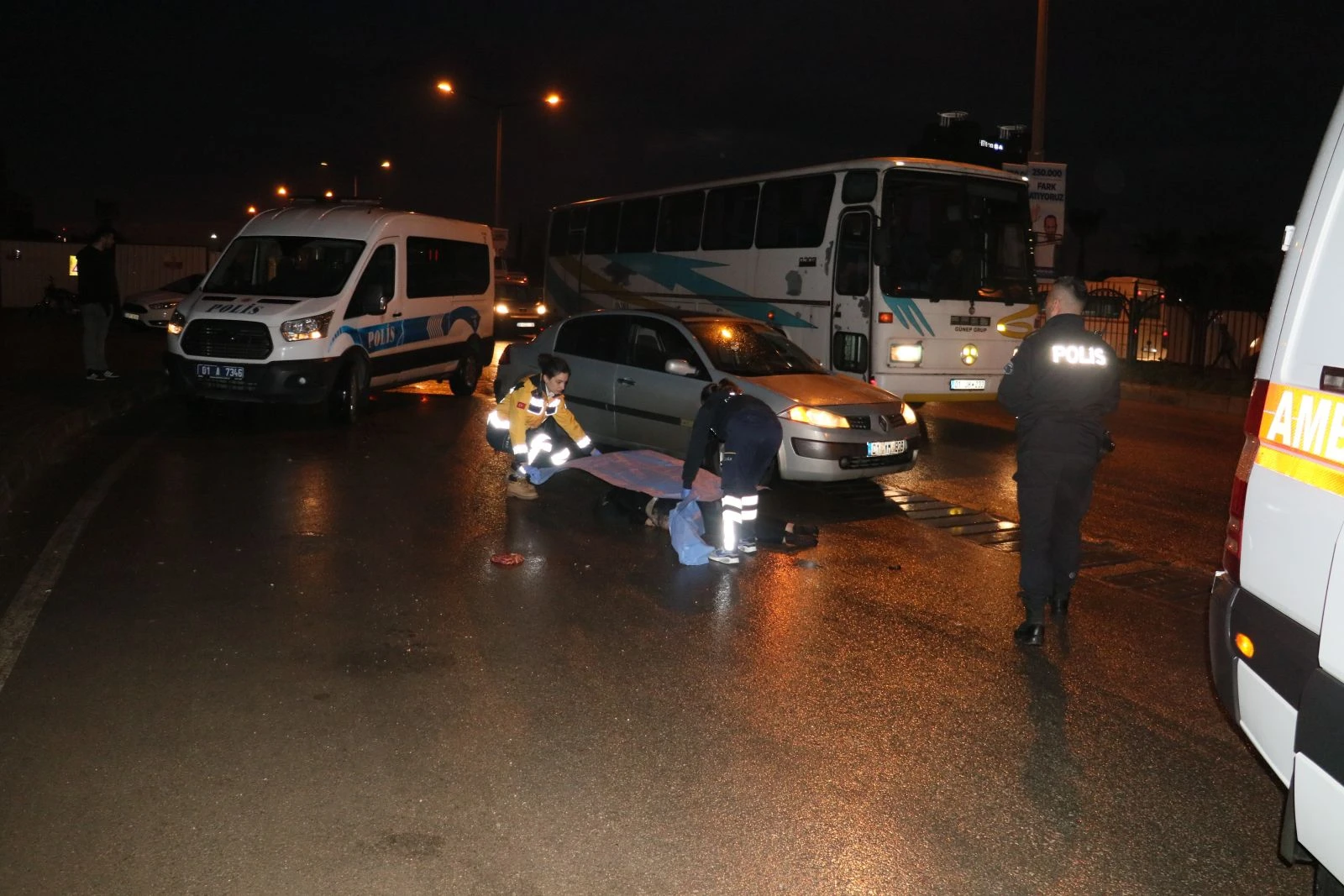 Kamyonetin altında 200 metre sürüklenen kadın öldü