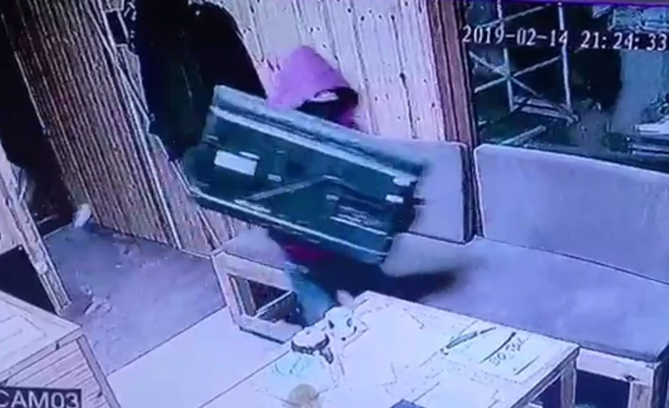 Yirmi saniyede televizyon hırsızlığı kamerada