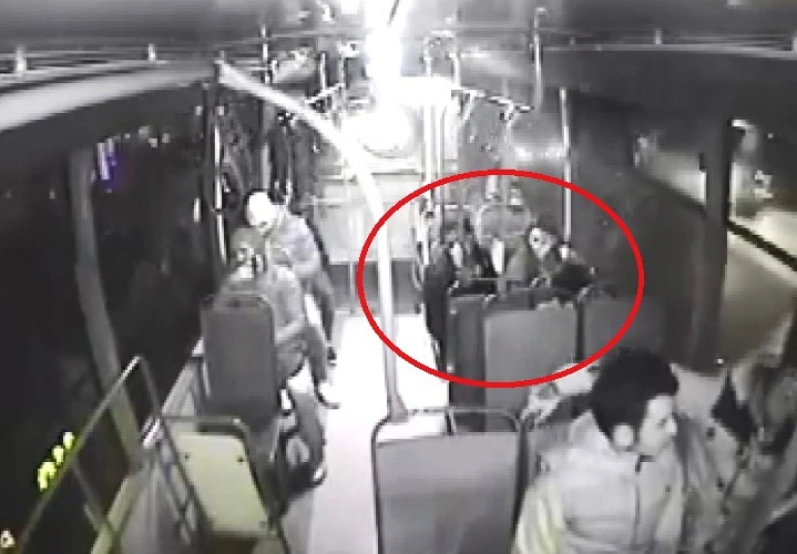 Otobüsünde genç kızı taciz ettiği iddia edilen şahsı döverek karakola teslim etti