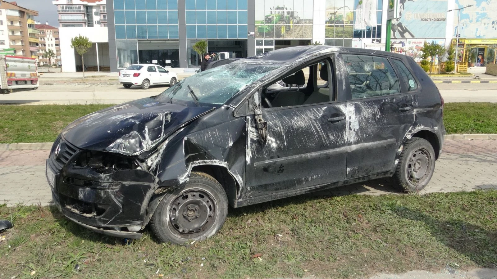 Bariyerlere çarparak takla atan otomobil 70 metre böyle sürüklendi