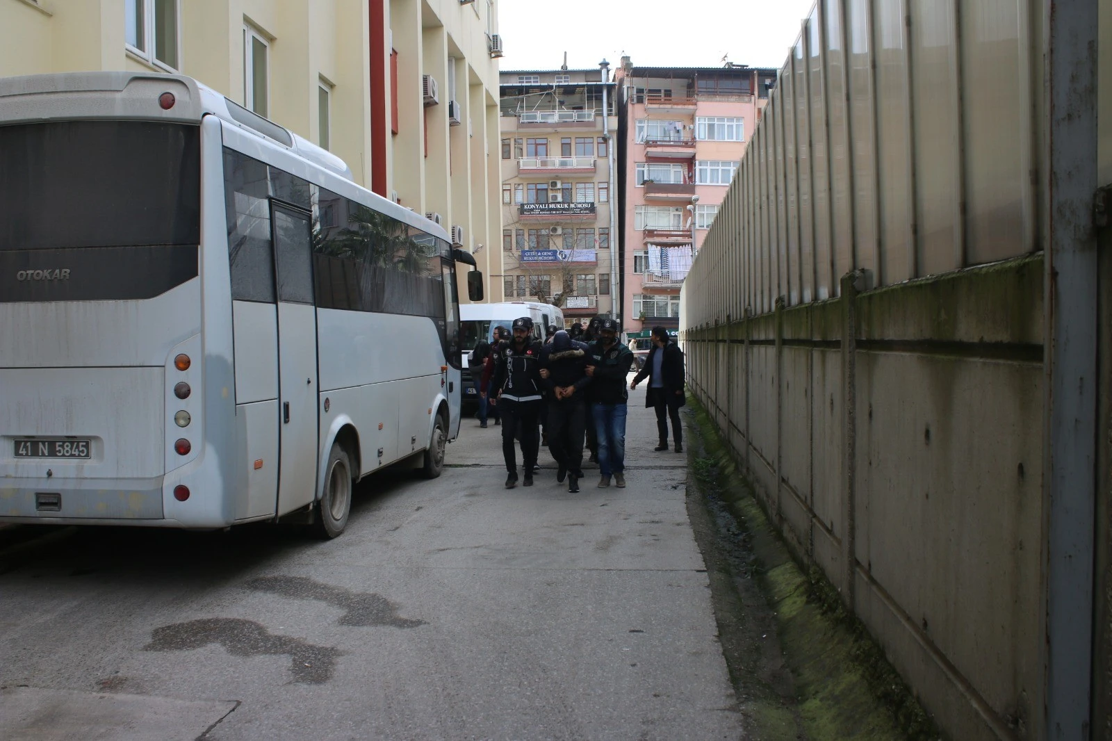 Kocaeli'de sokak satıcılarına operasyon: 8 gözaltı