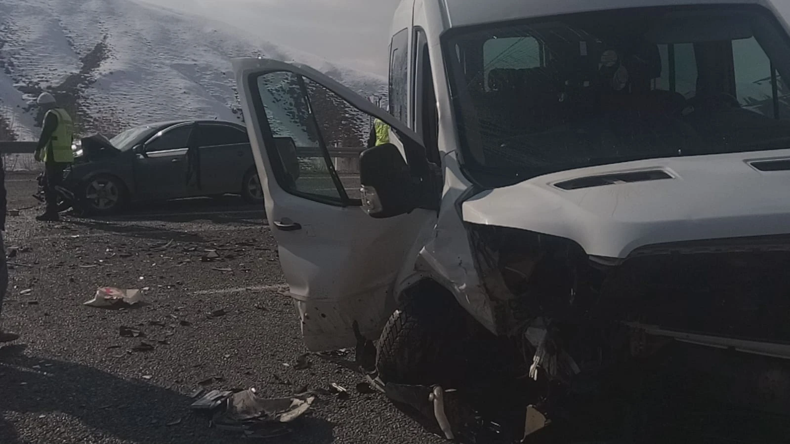 Otomobille minibüs çarpıştı: 14 yaralı