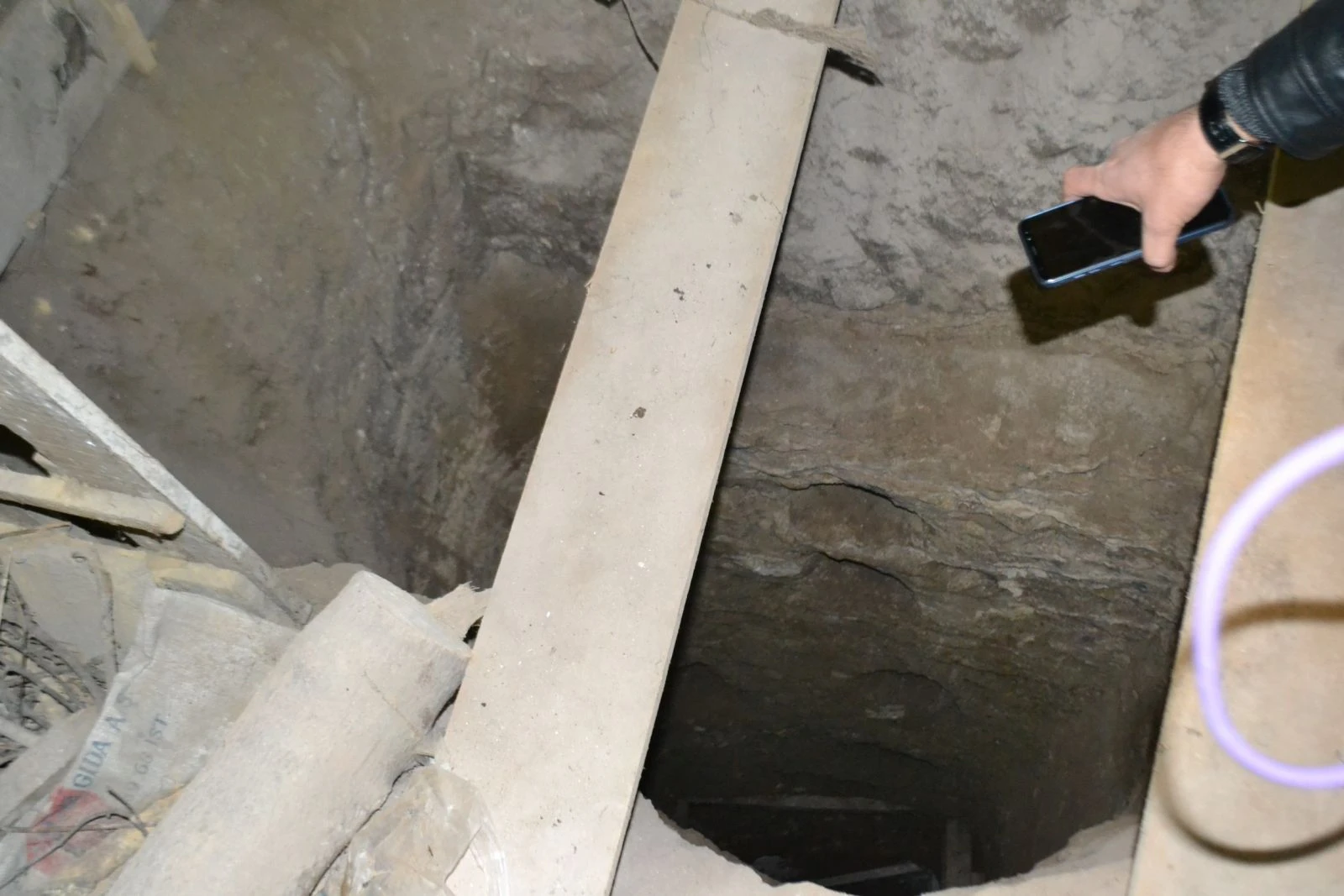 Boş evden gelen kedi sesi, define kuyusunu ortaya çıkardı