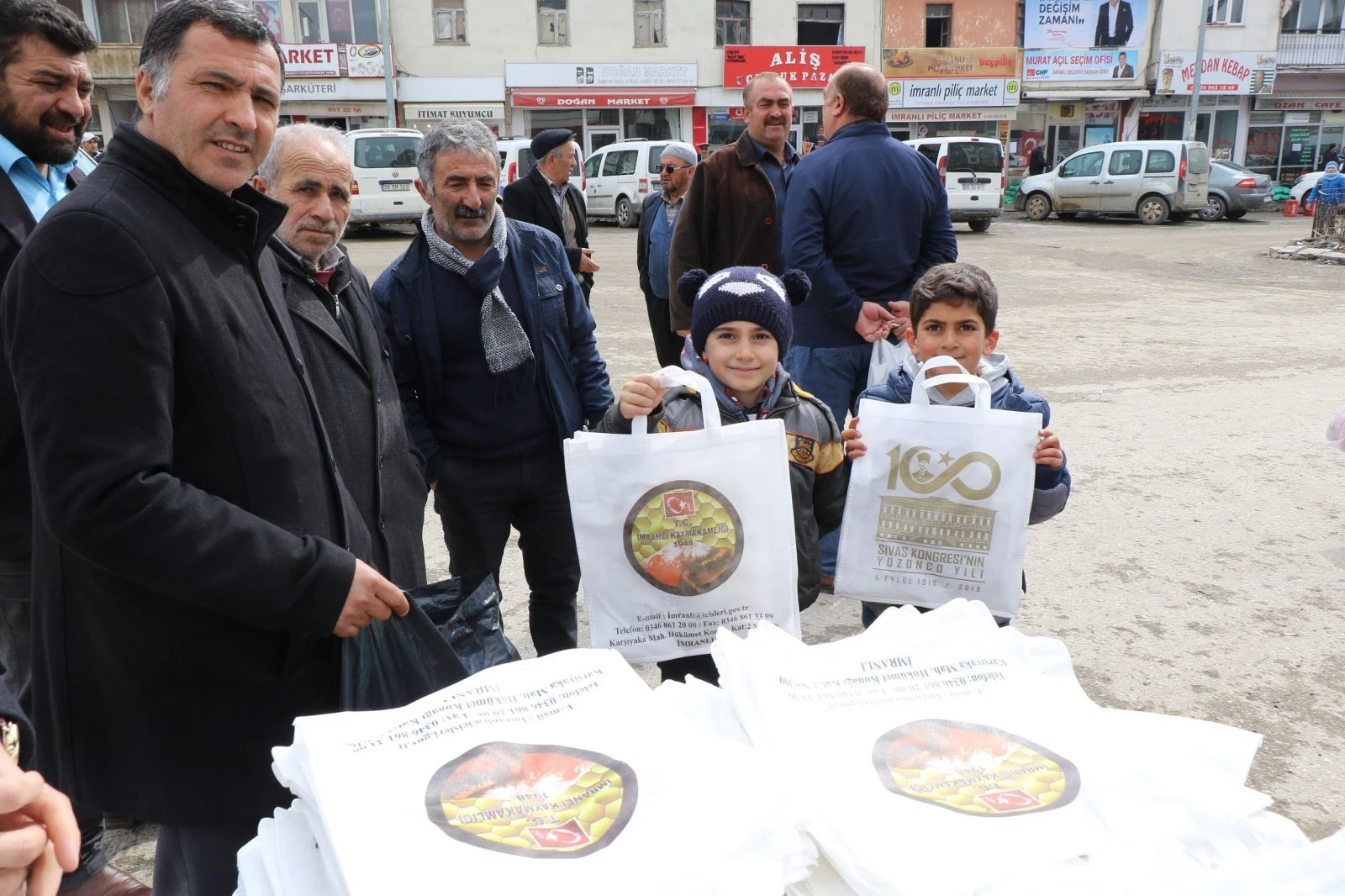 Pet şişe getirene bez torba dağıtıldı