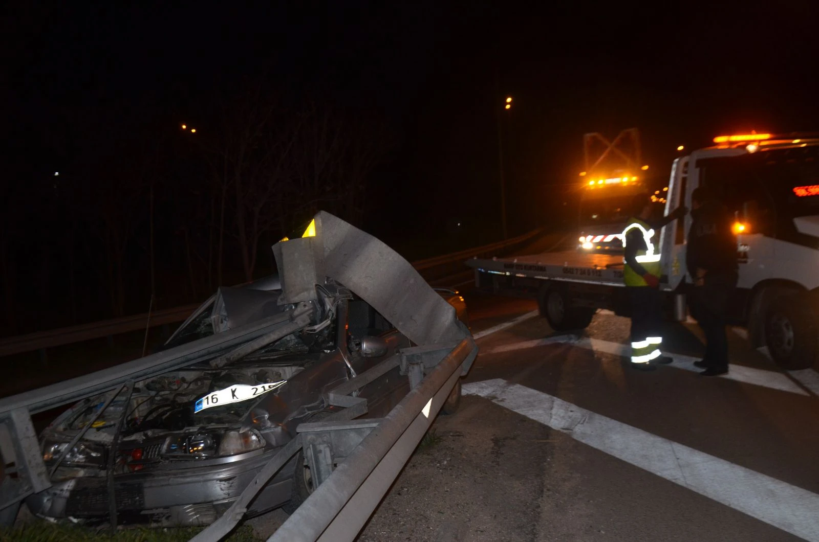 Bariyere ok gibi saplanan otomobil sürücüsü yaralandı