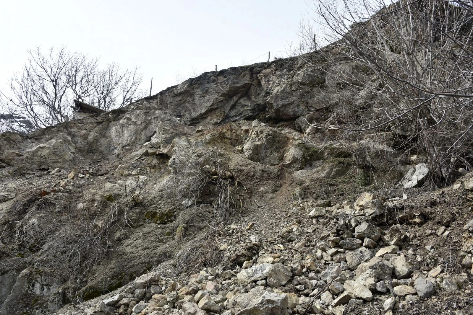 Gümüşhane’de dağdan kopan kayalar evin üzerine yuvarlandı