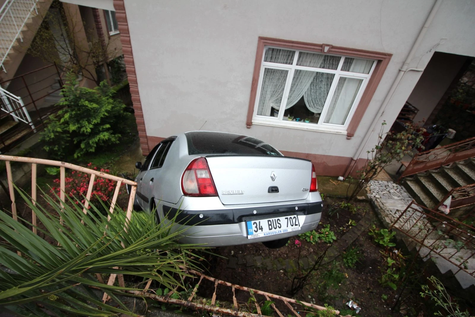 Bahçeye uçan otomobil sürücüsü yaralandı