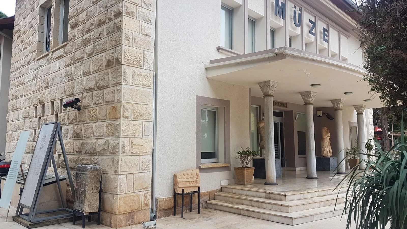 Yıllarca şeker tezgahı olarak kullanılan mermer, Rum kadına ait 138 yıllık mezar taşı çıktı