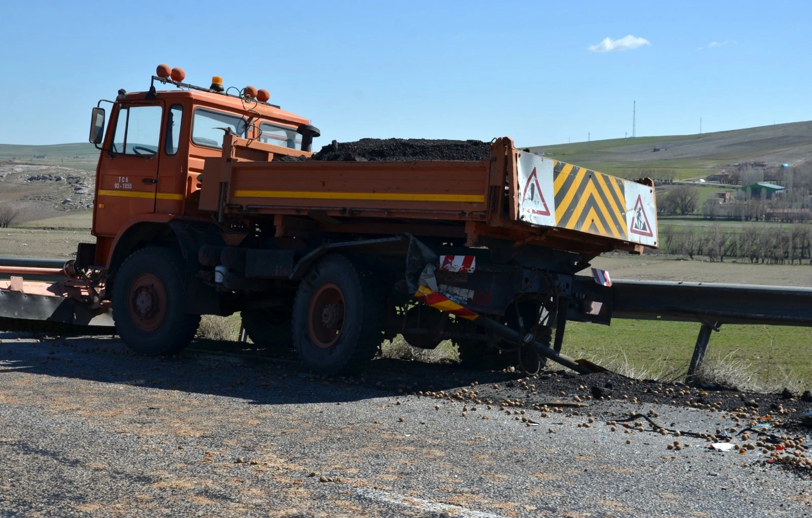 Minibüsle kamyon çarpıştı: 2 ağır yaralı