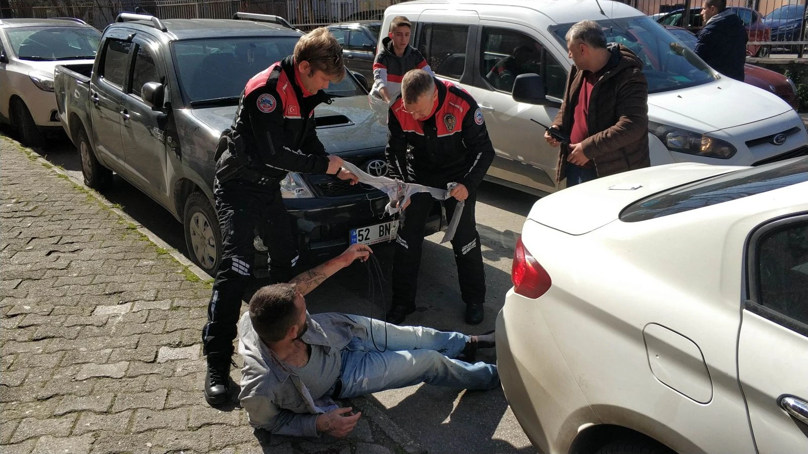 Bıçaklanan gence ilk müdahaleyi yunus polisleri yaptı