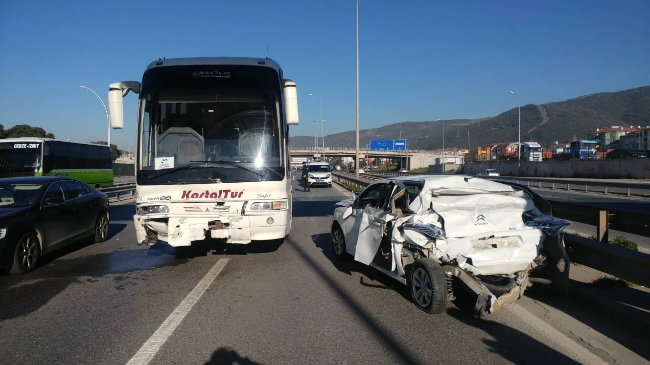 Otobüsün çarptığı otomobil hurdaya döndü: 2 yaralı