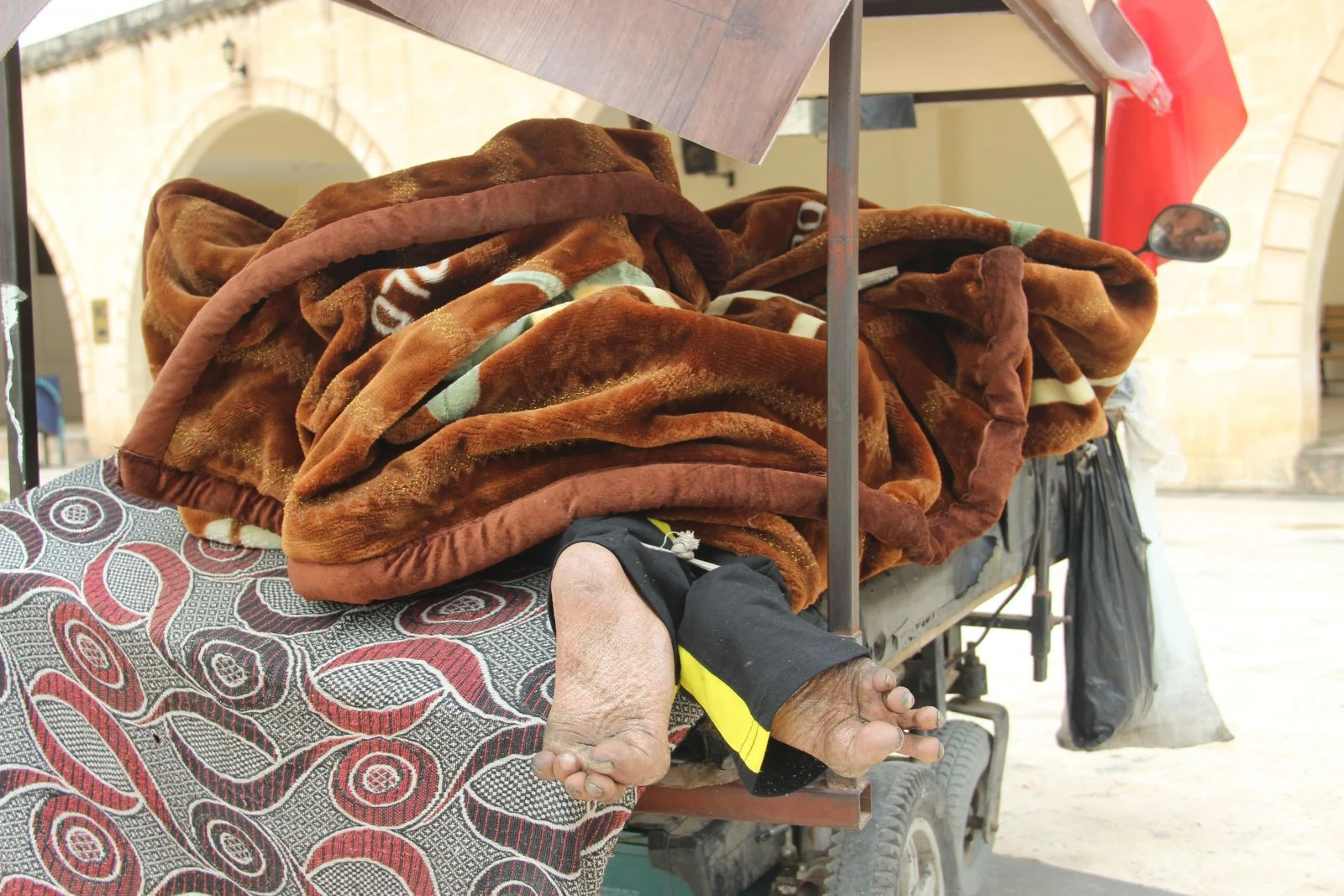 49 yıldır hem yatağı hem de ayağı olan akülü aracı bozuldu