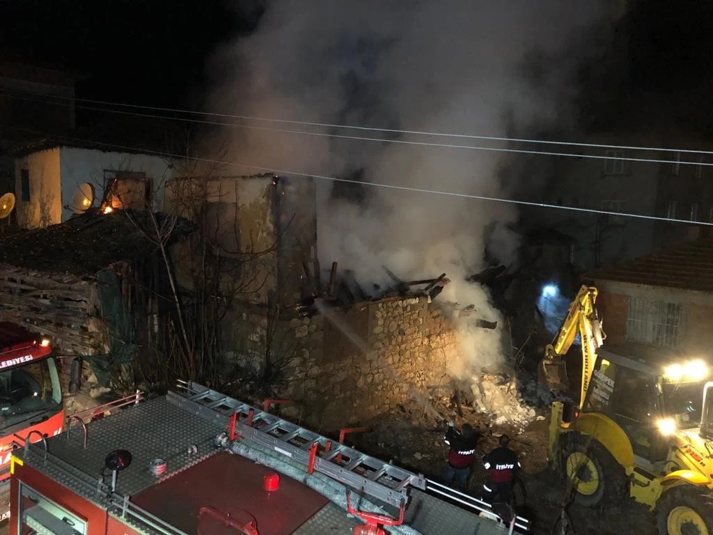 Yaşlı çift yanan evlerinde can verdi