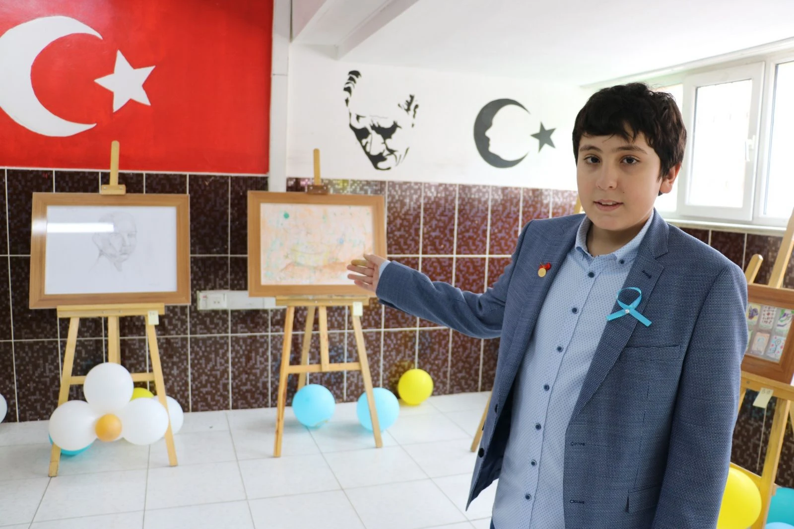 Otizmli çocuk kişisel resim sergisini açtı