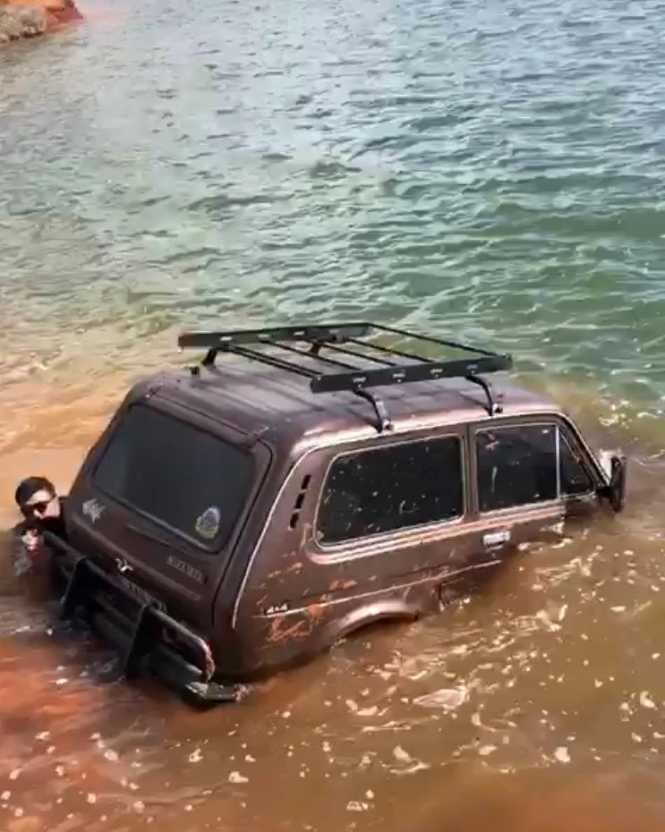 Fotoğraf çektirmek isterken offroad aracıyla suya gömüldü