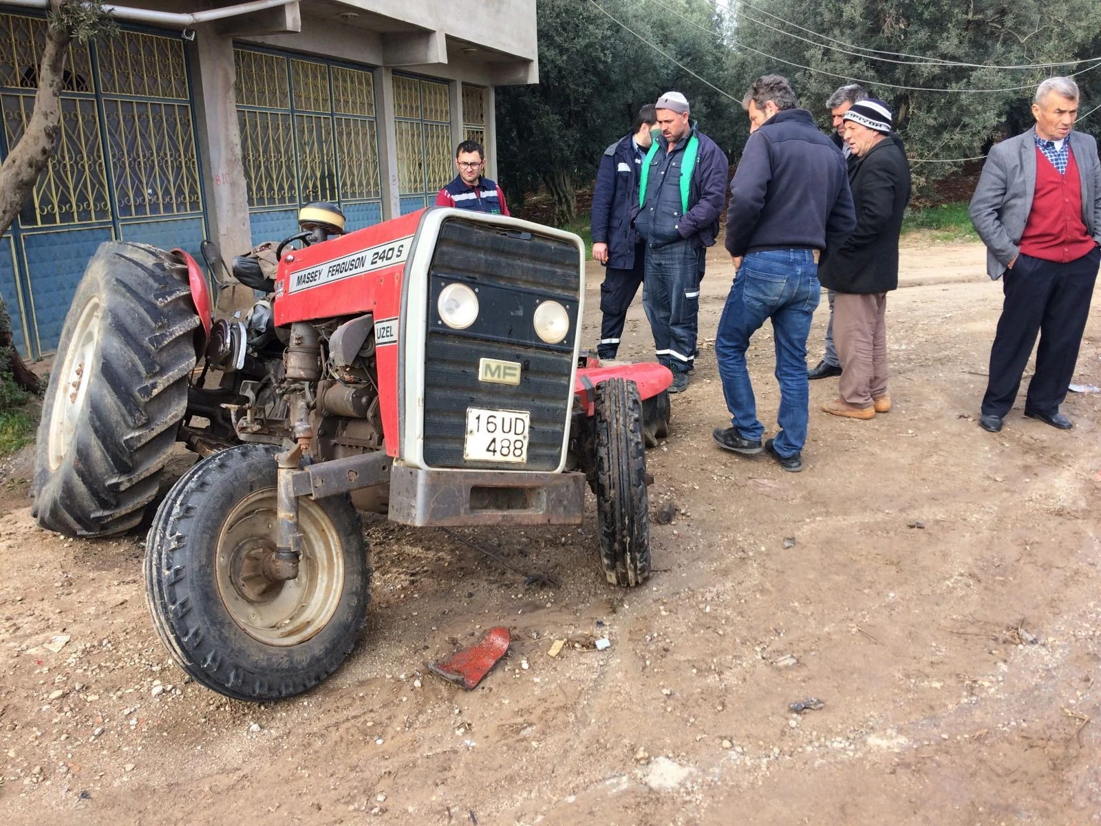 Traktöre çekici çarptı