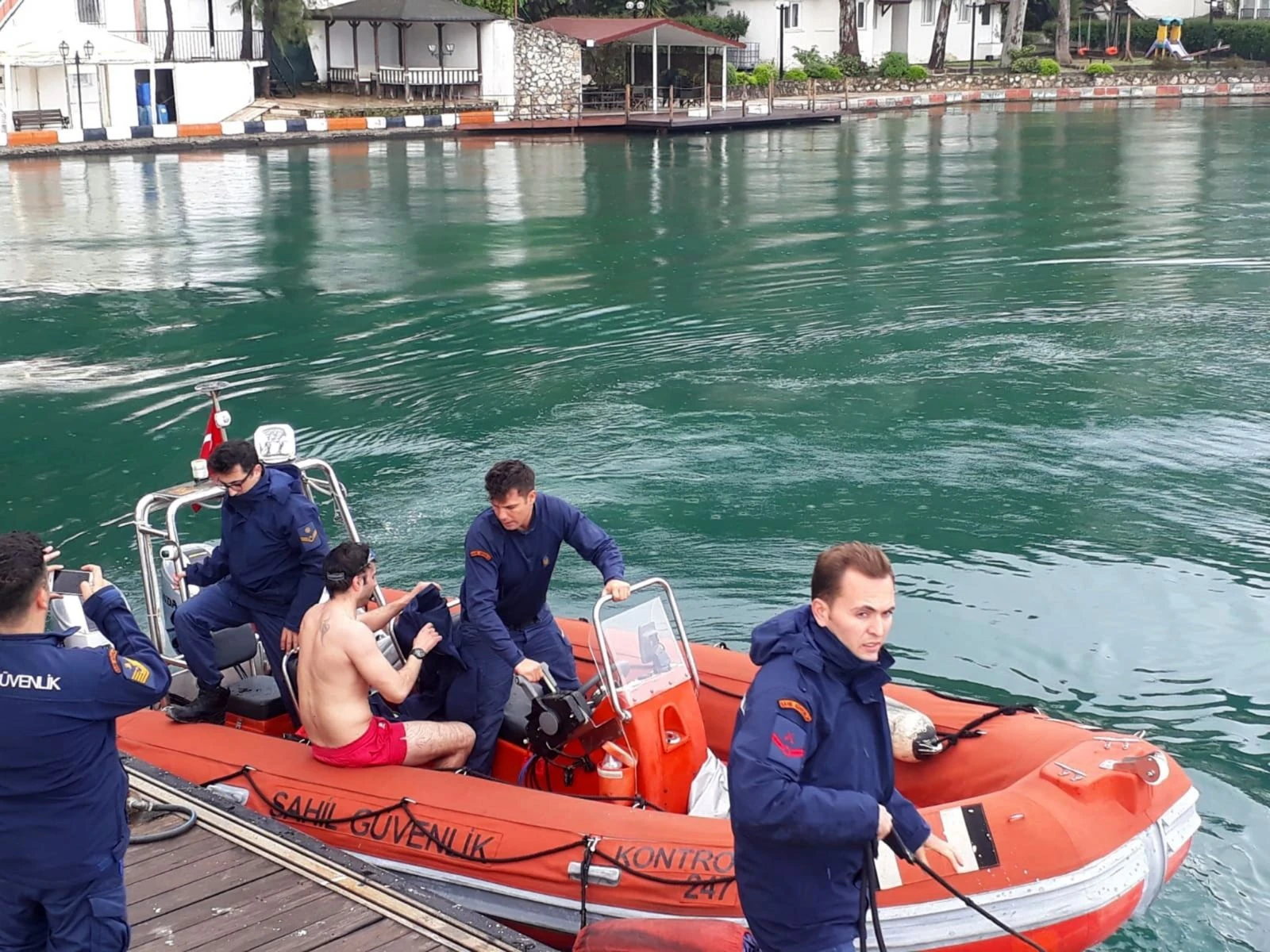 Alkollü denize girdi, 153 lira ceza yedi