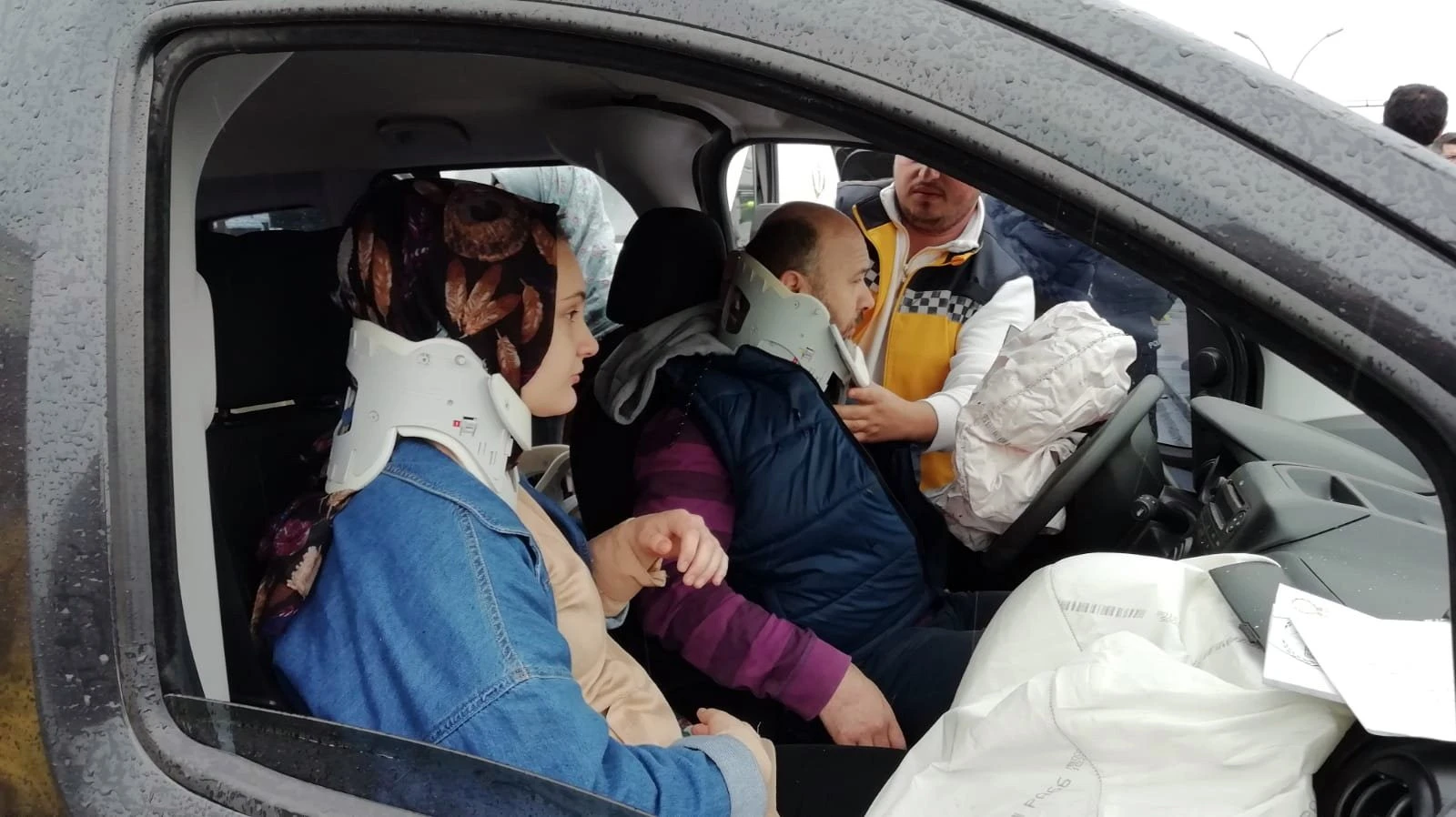 Kamyonetle çarpışan hafif ticari araç yön tabelasına çarparak durdu: 5 yaralı