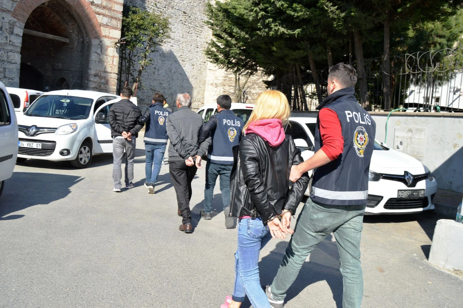 Fatih'te 28 ayrı kapkaççılık olayına karışan 4 kişi adliyede