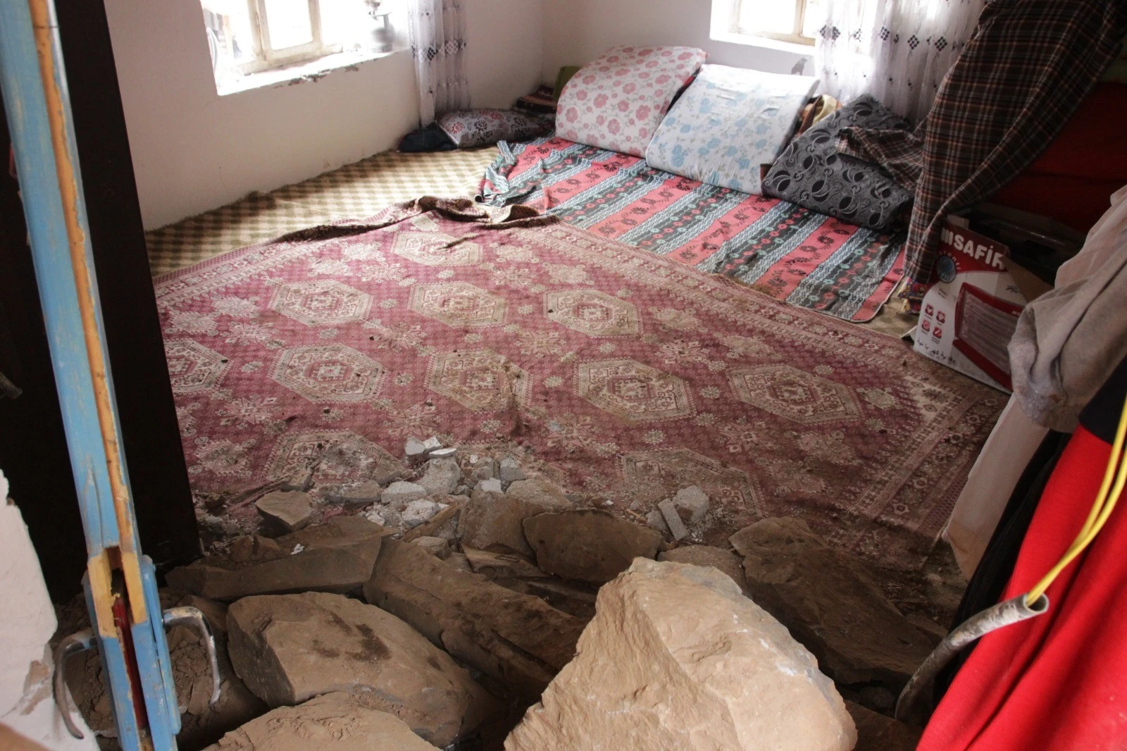 Dağdan kopan kayalar 5 evi yıktı