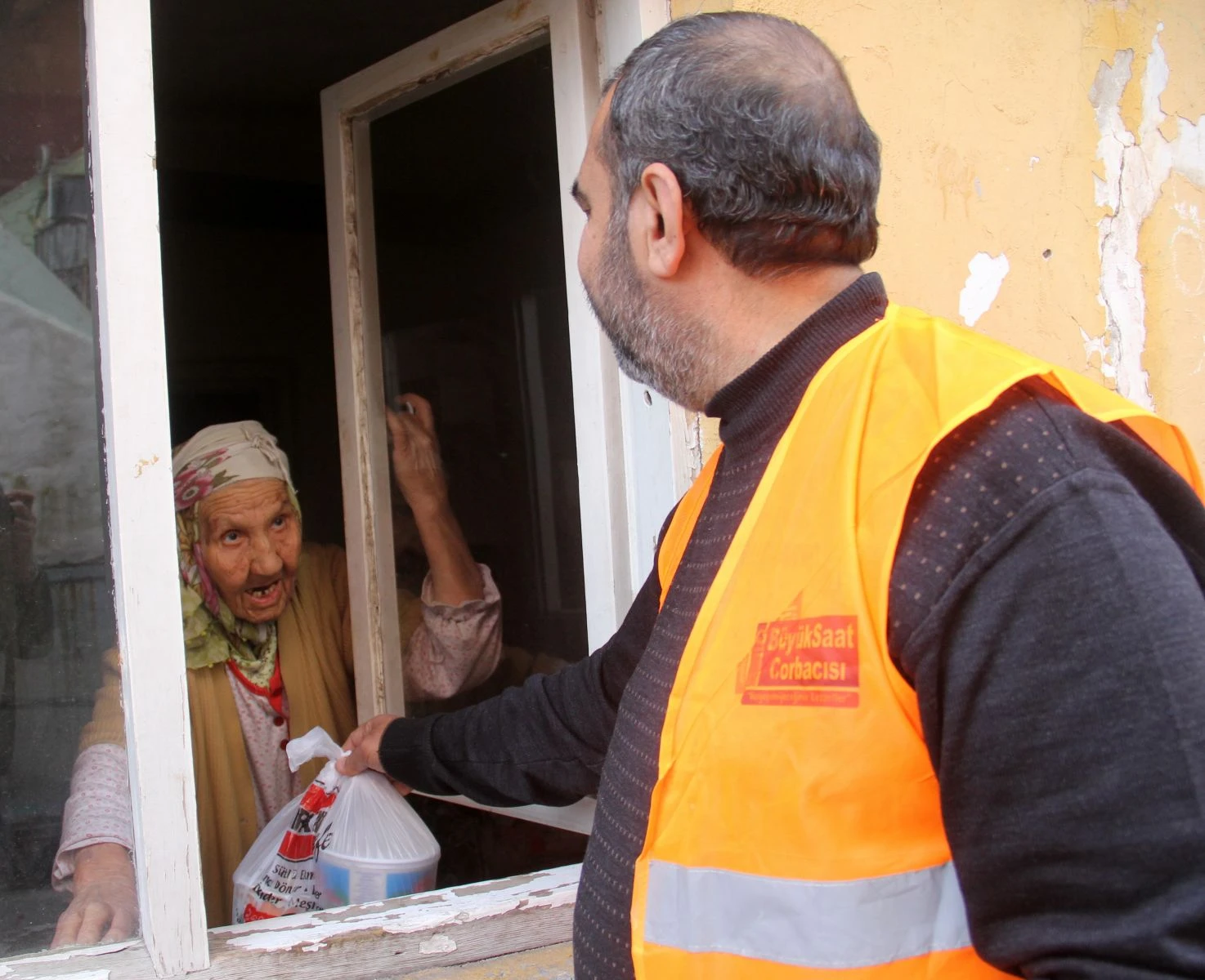 Her gün 250 yoksul kadına yemek