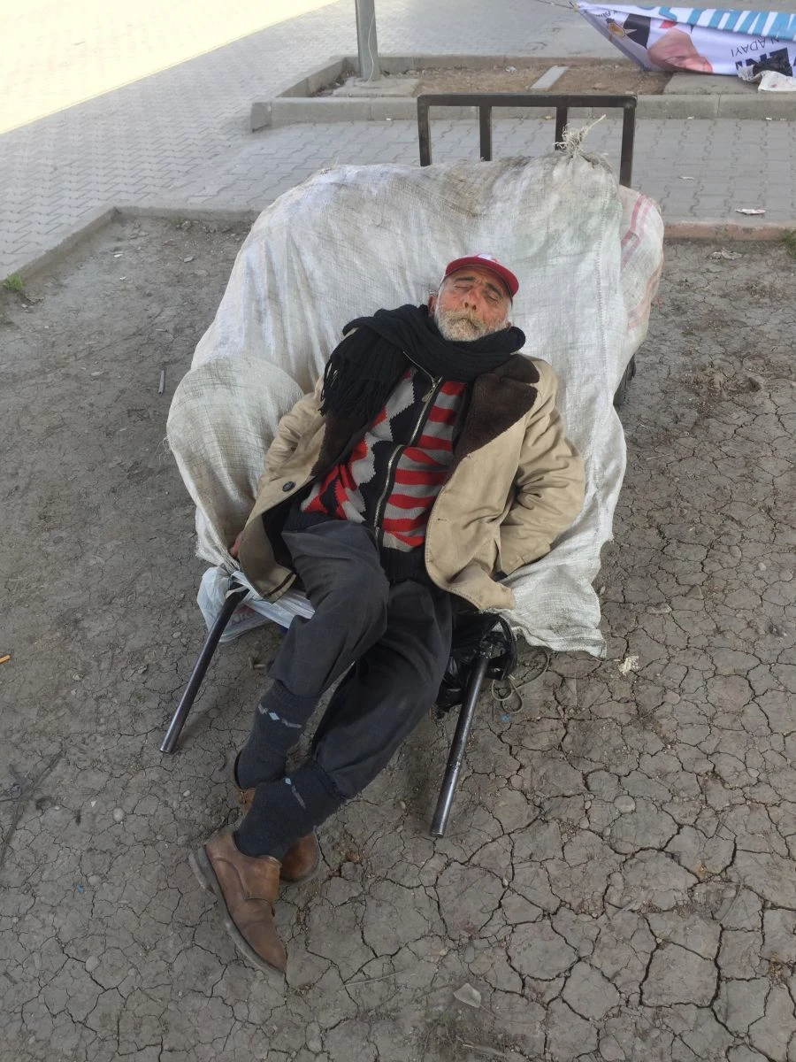 Atık toplayan yaşlı adam el arabasında uyuya kaldı