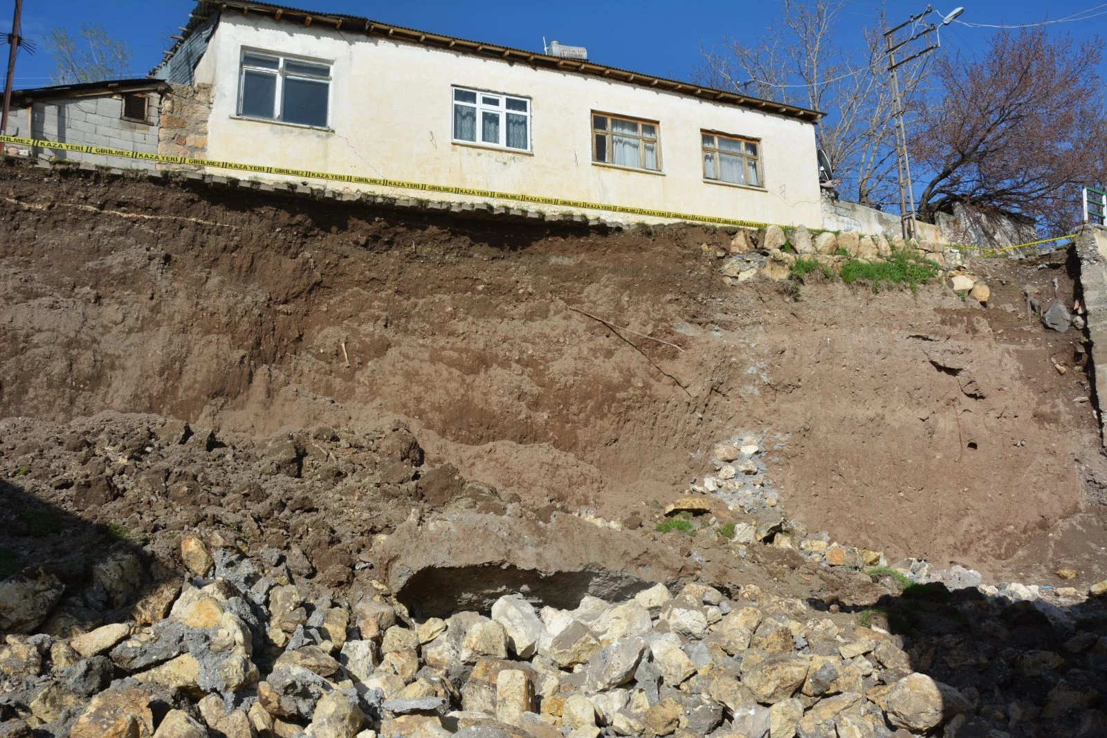 Tercan’da bir evin istinat duvarı çöktü