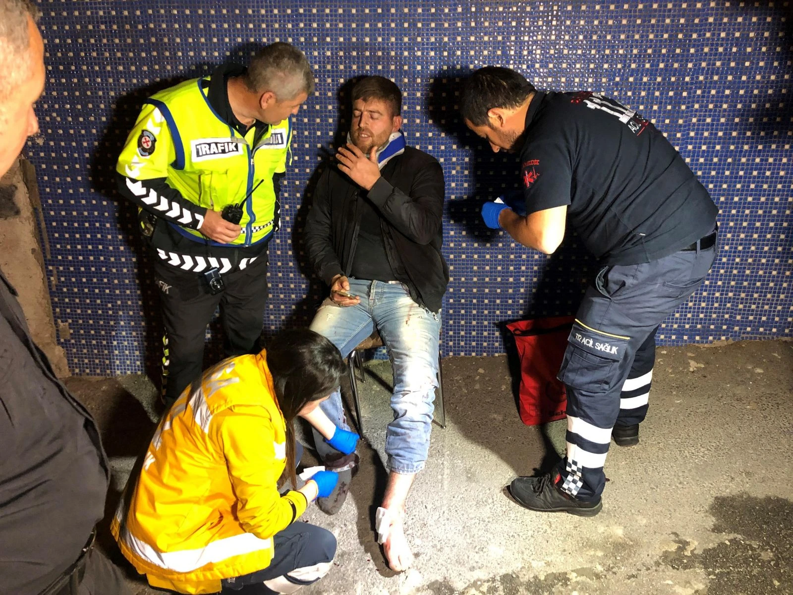 Freni boşalan tuğla yüklü kamyon evin duvarına girdi