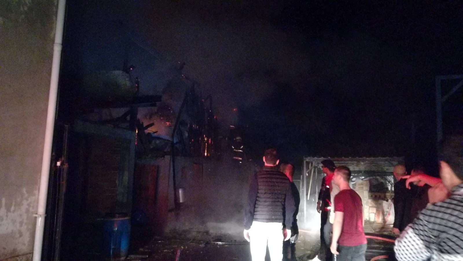 Samanlık yangınında 10 hayvan telef olmaktan kurtarıldı