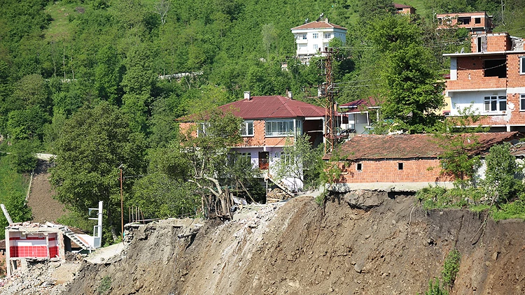 Ordu'da heyelanlı bölgedeki 15 ev yıkıldı
