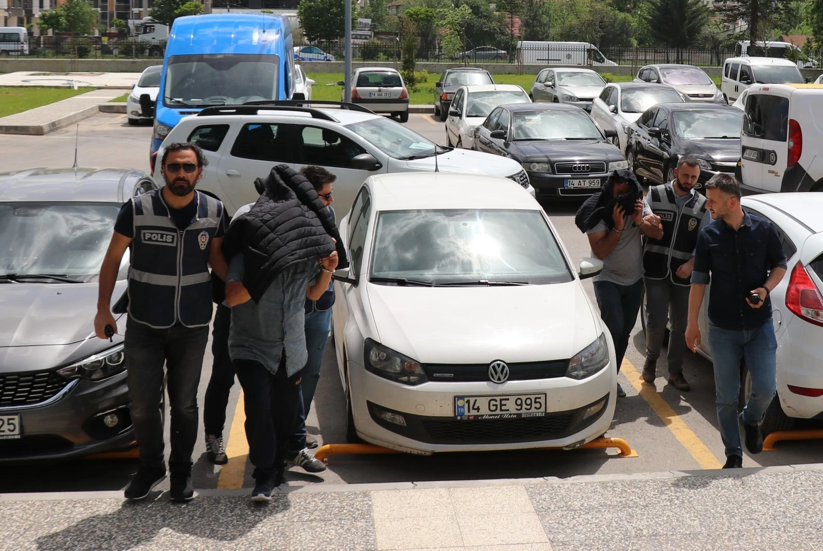 Balkondan girdikleri evden 5 bin lira ve ziynet eşyalarını çaldılar