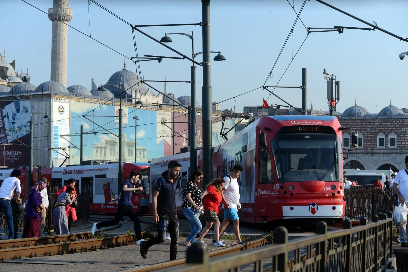 İstanbul'a boş diye geldiler, kalabalıktan raylarda yürüdüler
