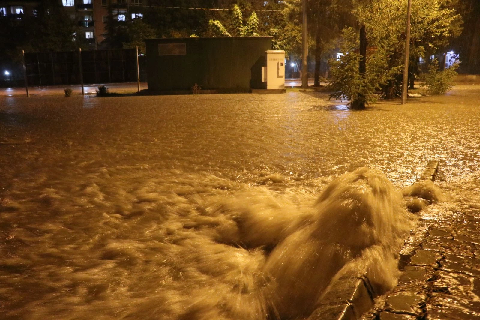 Edirne gece vakti gelen yağmura teslim oldu