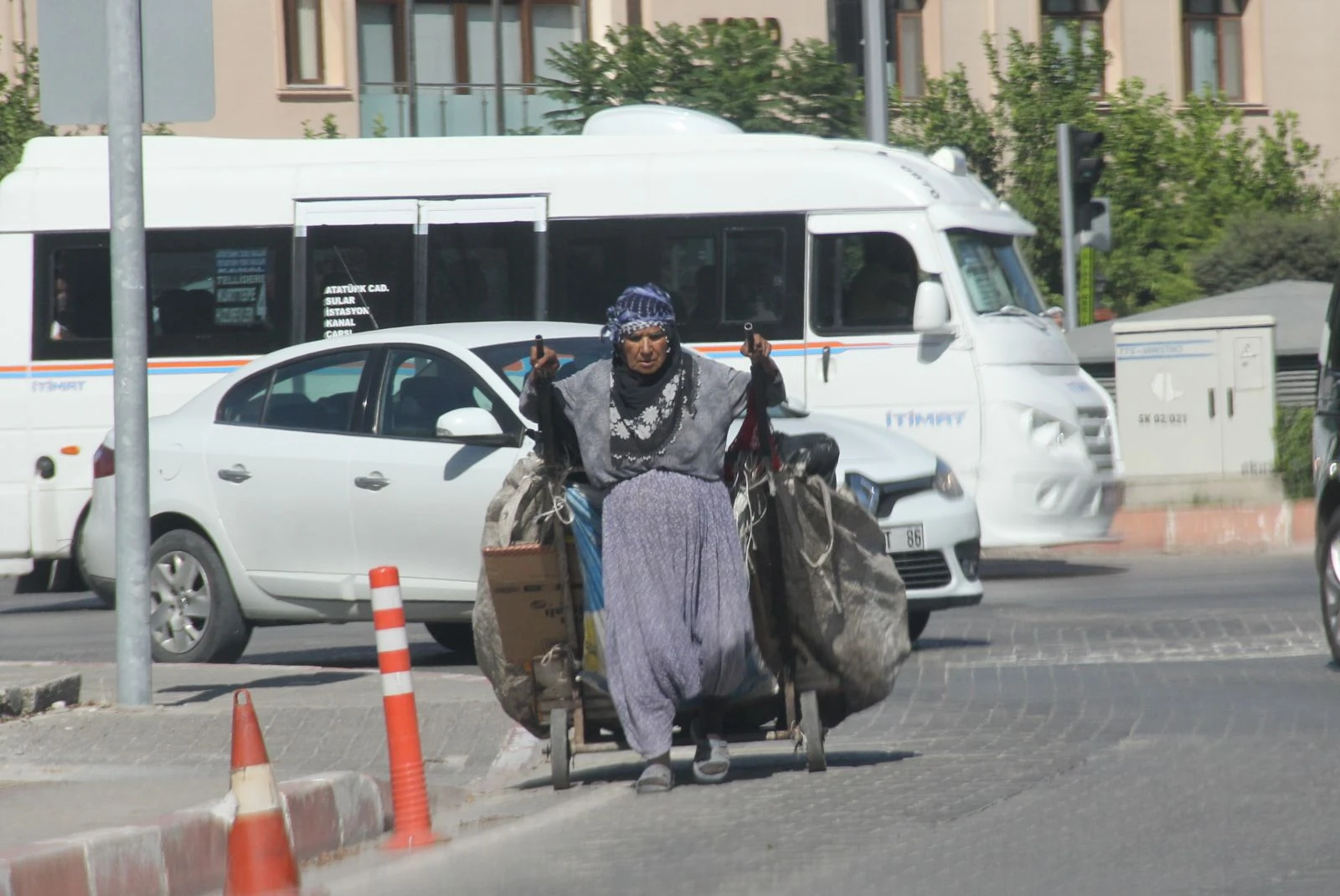 Yaşlı kadının ekmek mücadelesi